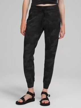 Lululemon On The Fly Jogger Incognito Camo Multi Grey/Coalpattern.